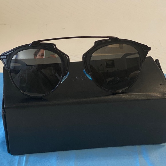 Dior So Real's Black on black, with mirrored accent. - Picture 1 of 9